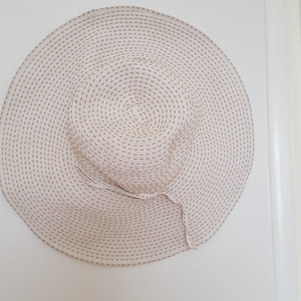 Wide brim hat